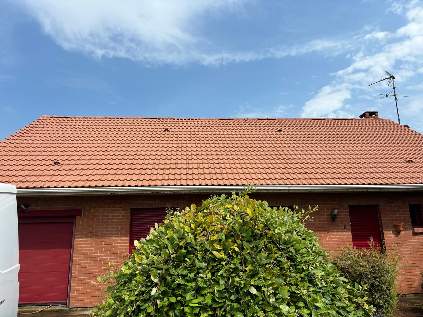 Même toiture en tuiles rouges après rénovation